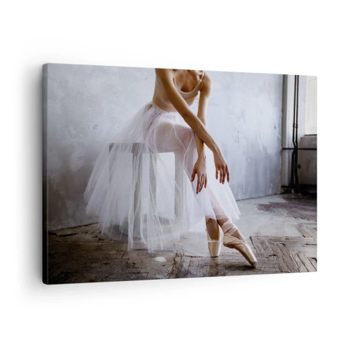 Tablou pe pânză Canvas - O balerină într-o poză delicată pe un fundal industrial - 70x50cm - Înainte ca luminile rampei să strălucească - Decorațiune modernă pentru perete pentru living și dormitor ARTTOR