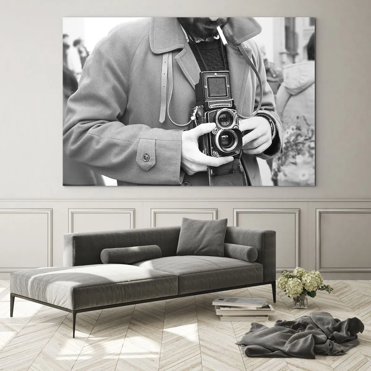Tablou pe sticlă - Fotografie alb-negru a unui bărbat cu un aparat foto analogic - 70x50cm - În stilul retro - Decorațiune modernă pentru perete pentru living și dormitor ARTTOR