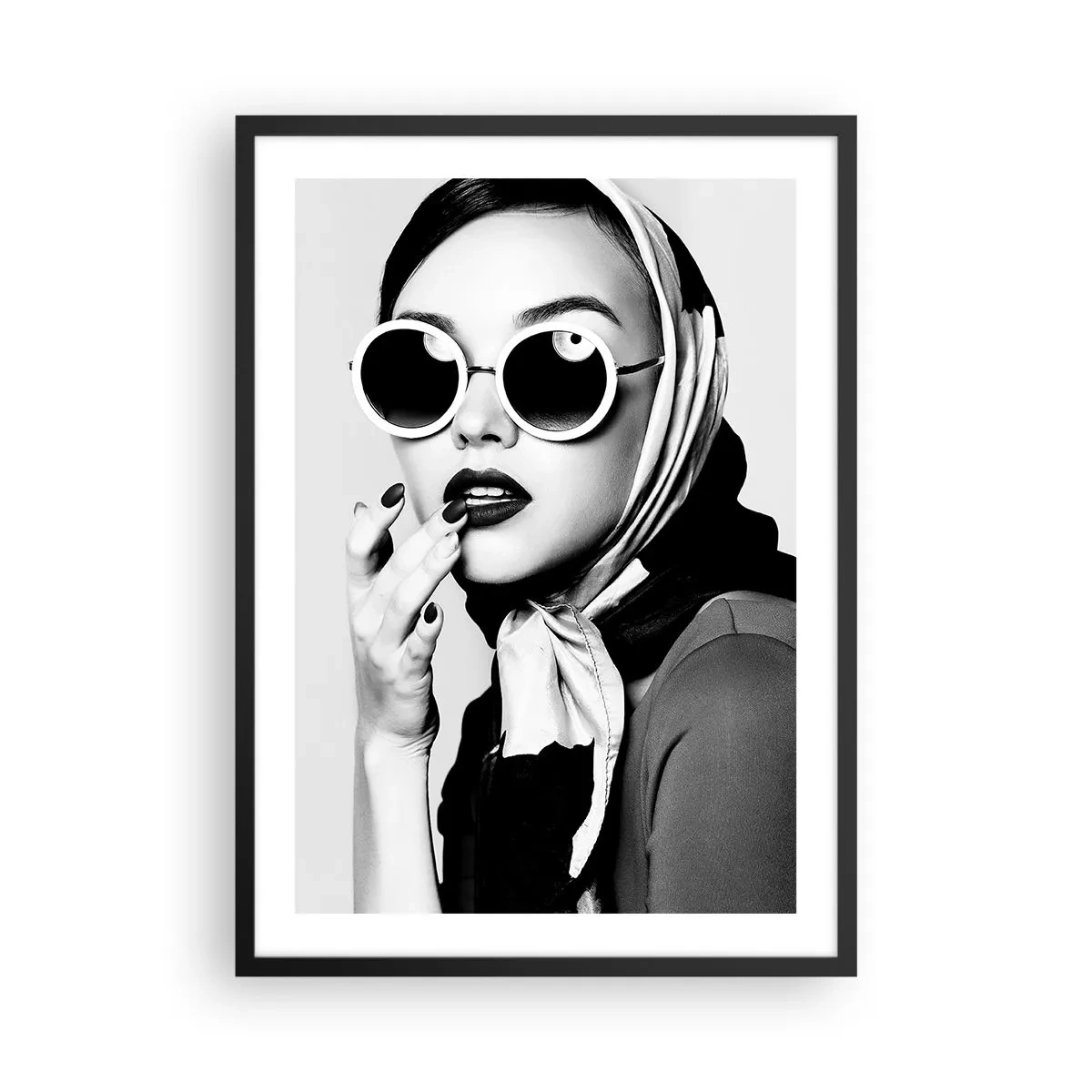 Poster în ramă neagră - Portretul unei femei purtând ochelari de soare și o eșarfă - 50x70cm - Salutări din anii `60. - Decorațiune modernă pentru perete pentru living și dormitor ARTTOR