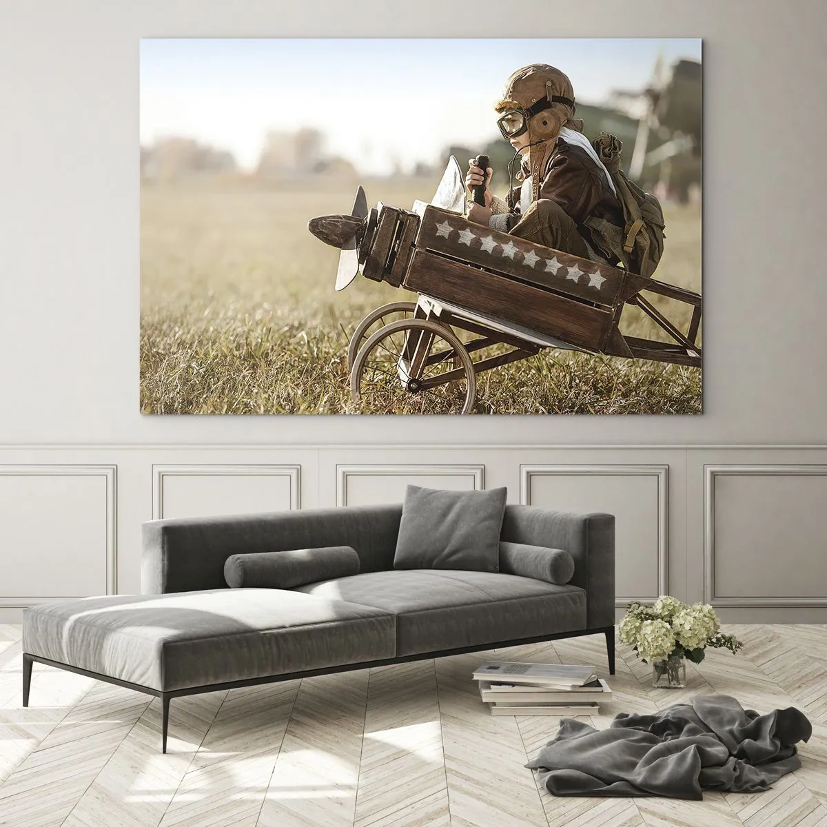 Tablou pe sticlă - Un copil într-un avion de lemn, prefăcându-se a fi pilot, purtând haine de aviator. - 70x50cm - Porniți spre vis - Decorațiune modernă pentru perete pentru living și dormitor ARTTOR