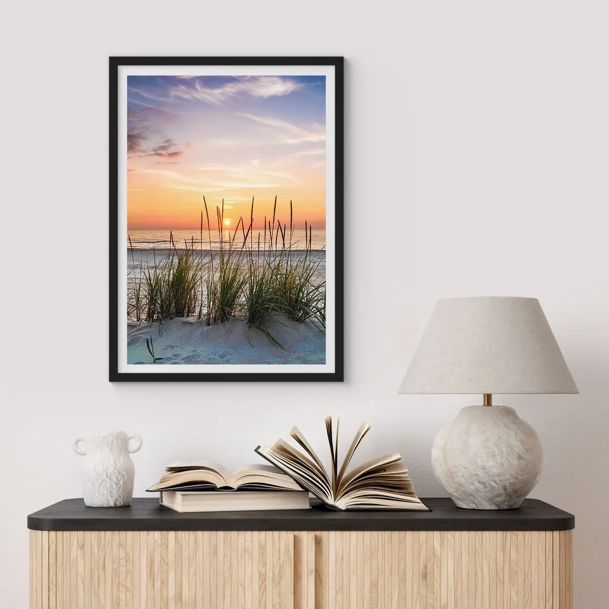 Poster în ramă neagră - Plajă cu vegetație la răsărit - 50x70cm - Privește, gândește, simte - Decorațiune modernă pentru perete pentru living și dormitor ARTTOR