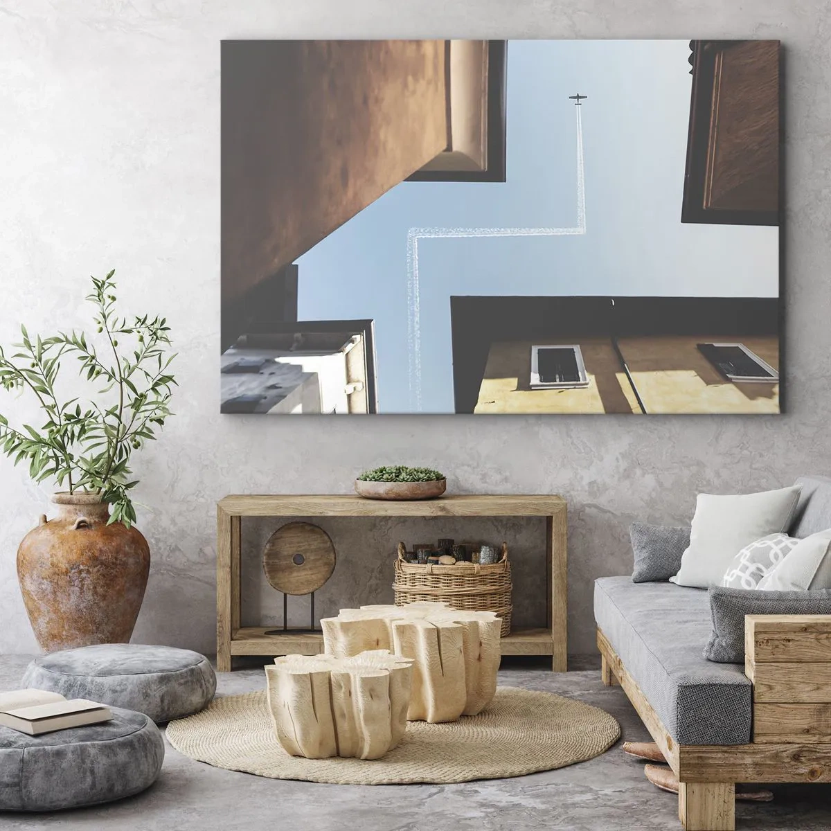 Tablou pe pânză Canvas - Vedere a avionului și a urmei sale pe cer dintr-o perspectivă stradală - 70x50cm - Deasupra labirintului urban - Decorațiune modernă pentru perete pentru living și dormitor ARTTOR