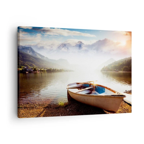 Tablou pe pânză Canvas - O barcă pe malul unui lac cu vedere la munți dimineața - 70x50cm - Peste apa mare și limpede - Decorațiune modernă pentru perete pentru living și dormitor ARTTOR