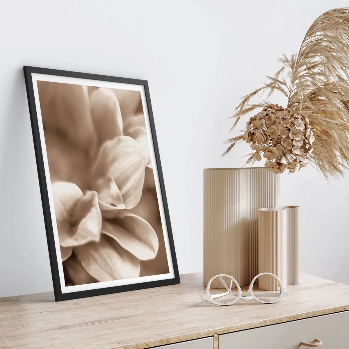 Poster în ramă neagră - Blânde ca un zâmbet - 61x91 cm