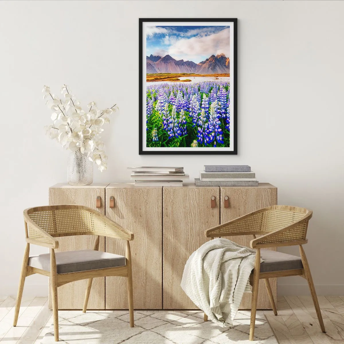 Poster în ramă neagră - Un câmp de lupini cu munți în fundal - 50x70cm - Putere și severitate alături de blândețe - Decorațiune modernă pentru perete pentru living și dormitor ARTTOR