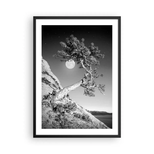 Poster în ramă neagră - Un copac singuratic pe un deal cu lună plină în fundal, un peisaj nocturn - 50x70cm - Războinicul victorios - Decorațiune modernă pentru perete pentru living și dormitor ARTTOR