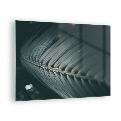 Tablou pe sticlă - Prim-plan al unei frunze de palmier verde închis cu reflexie a luminii - 70x50cm - Precizia naturii - Decorațiune modernă pentru perete pentru living și dormitor ARTTOR