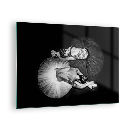 Tablou pe sticlă - Două balerine într-o poză de odihnă purtând tutu-uri alb-negru - 70x50cm - Yin și yang - echilibrul perfect - Decorațiune modernă pentru perete pentru living și dormitor ARTTOR