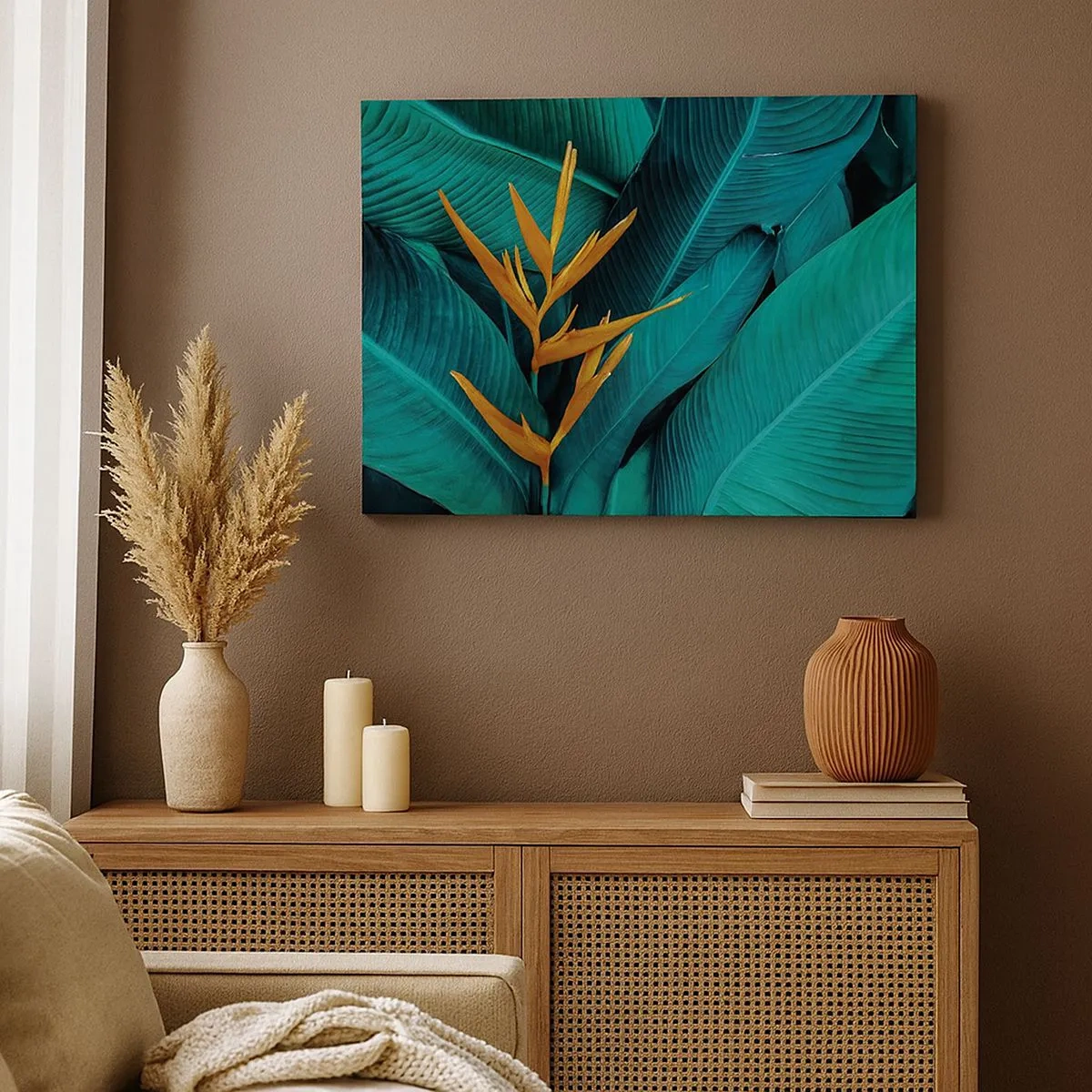 Tablou pe pânză Canvas - O floare exotică pe un fundal de frunze de bananier în nuanțe de turcoaz. - 70x50cm - Floarea Edenului - Decorațiune modernă pentru perete pentru living și dormitor ARTTOR