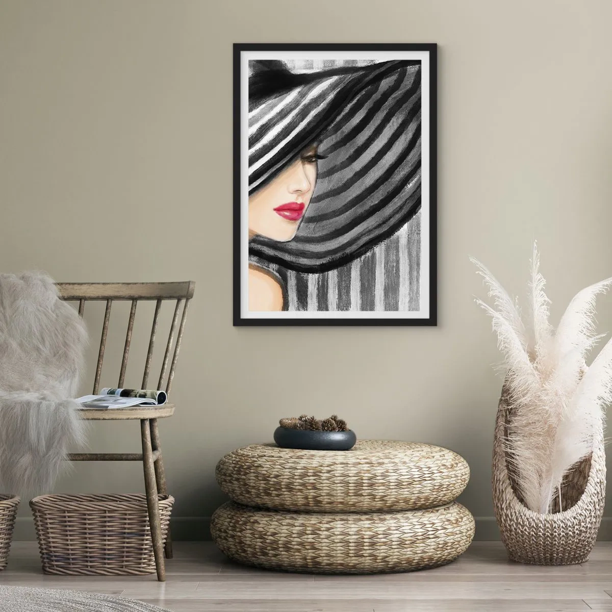Poster în ramă neagră - O femeie cu o pălărie largă și buze roșii - 50x70cm - Unde te pot găsi? - Decorațiune modernă pentru perete pentru living și dormitor ARTTOR