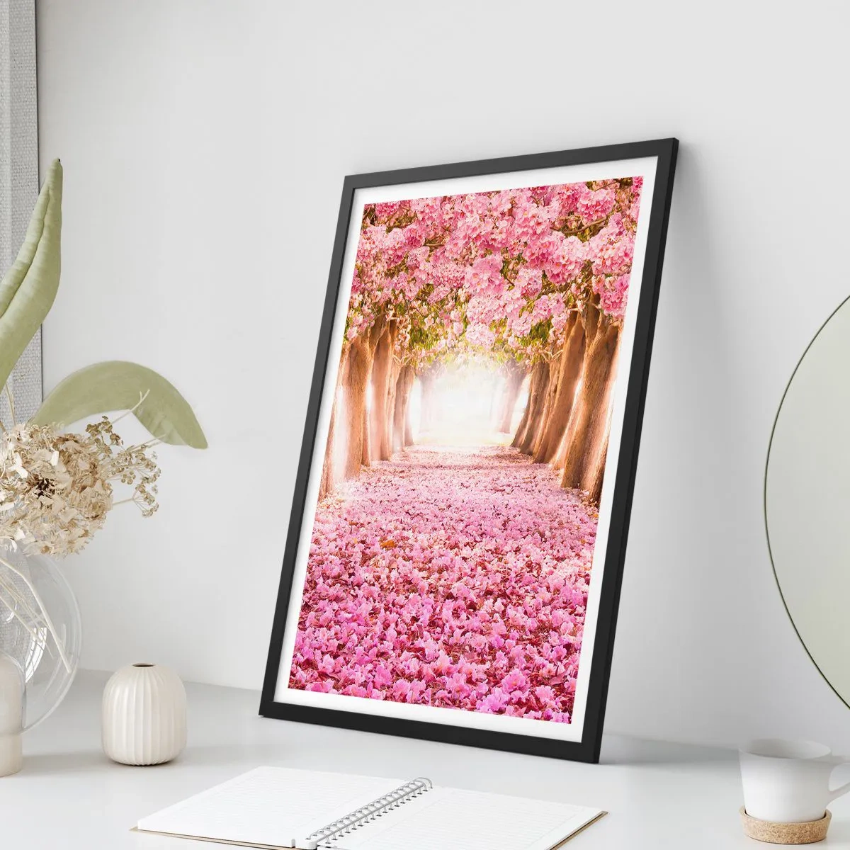 Poster în ramă neagră - O alee de cireși cu un covor floral roz - 50x70cm - Drumul spre paradis - Decorațiune modernă pentru perete pentru living și dormitor ARTTOR