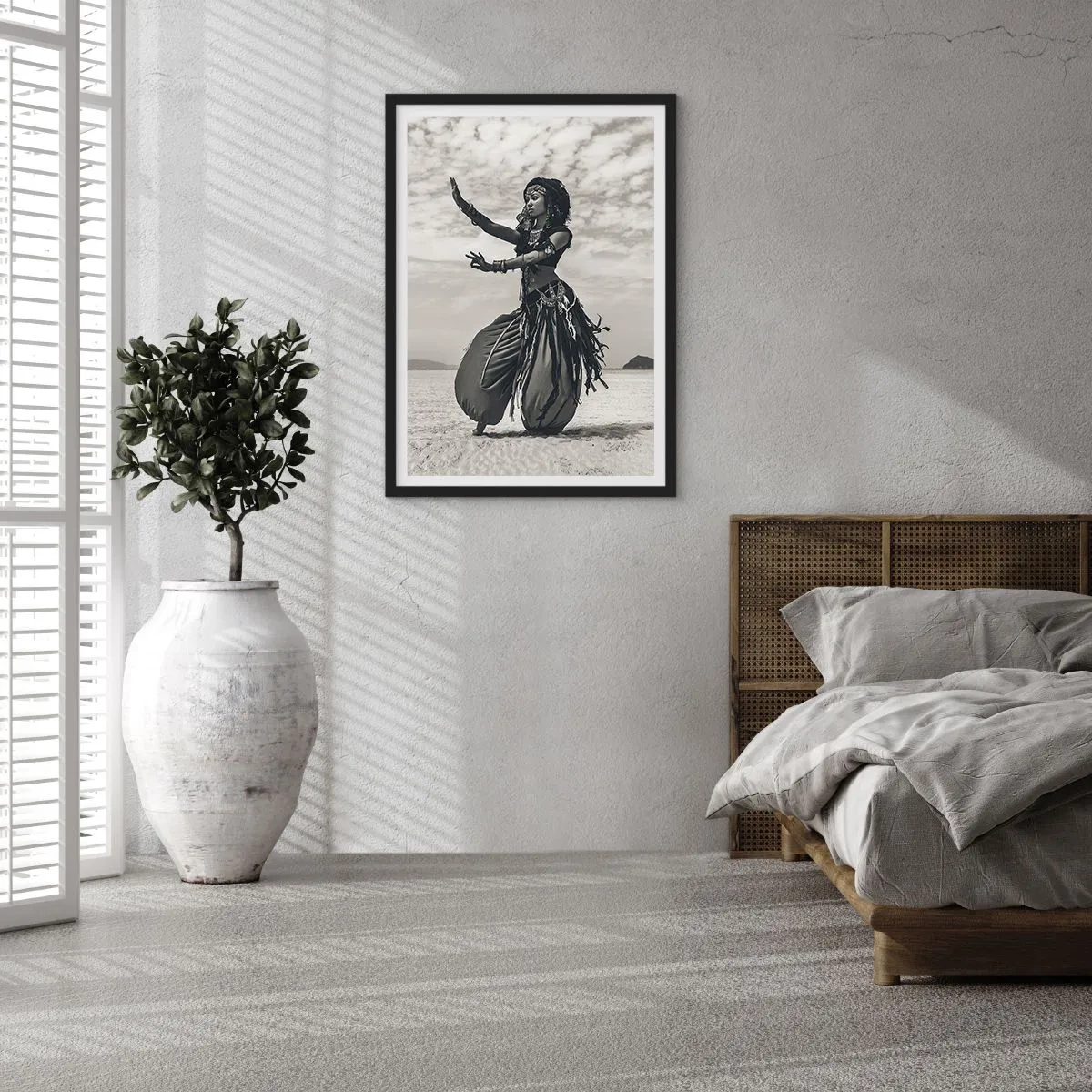 Poster în ramă neagră - O dansatoare etnică pe fundalul unui peisaj deșertic - 50x70cm - Dansul insulelor sudice - Decorațiune modernă pentru perete pentru living și dormitor ARTTOR