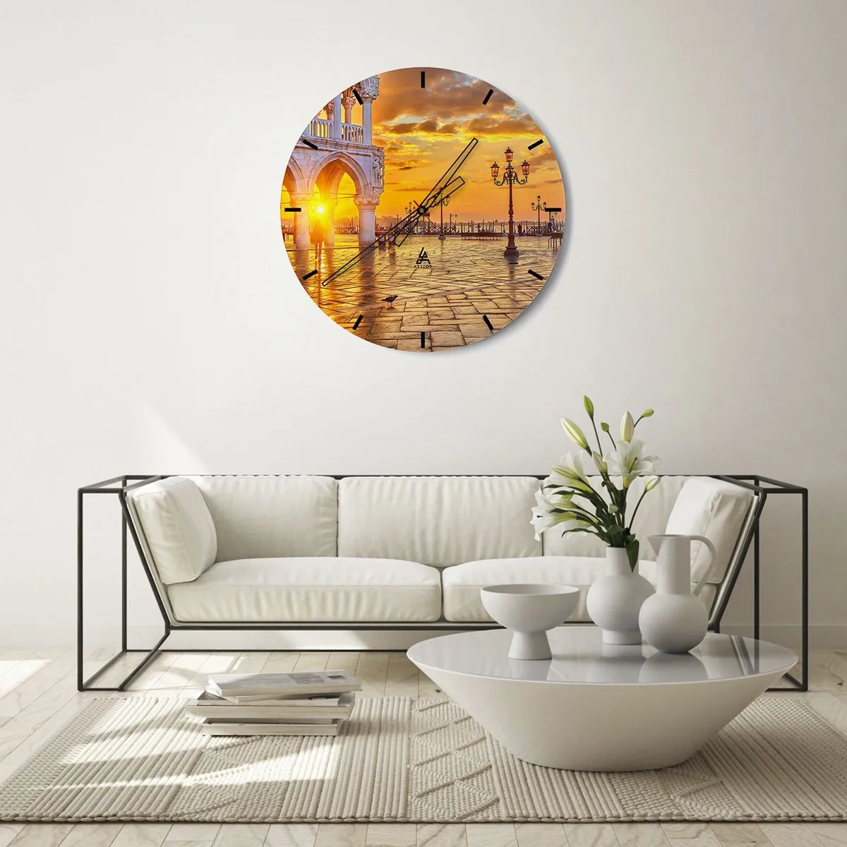Ceas de perete - Ceas pe sticlă - Piața la răsăritul soarelui cu felinare și coloane arhitecturale - 30x30cm - Unde este toată lumea? - Decorațiune modernă pentru perete pentru living, bucătărie și dormitor ARTTOR