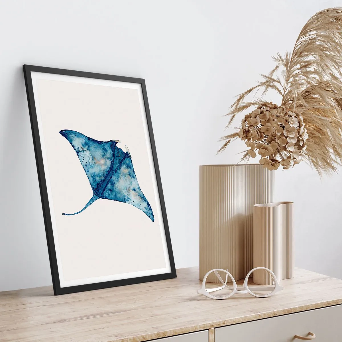 Poster în ramă neagră - Desen al unei pisici de mare în nuanțe de albastru - 50x70cm - Viața în albastru - Decorațiune modernă pentru perete pentru living și dormitor ARTTOR