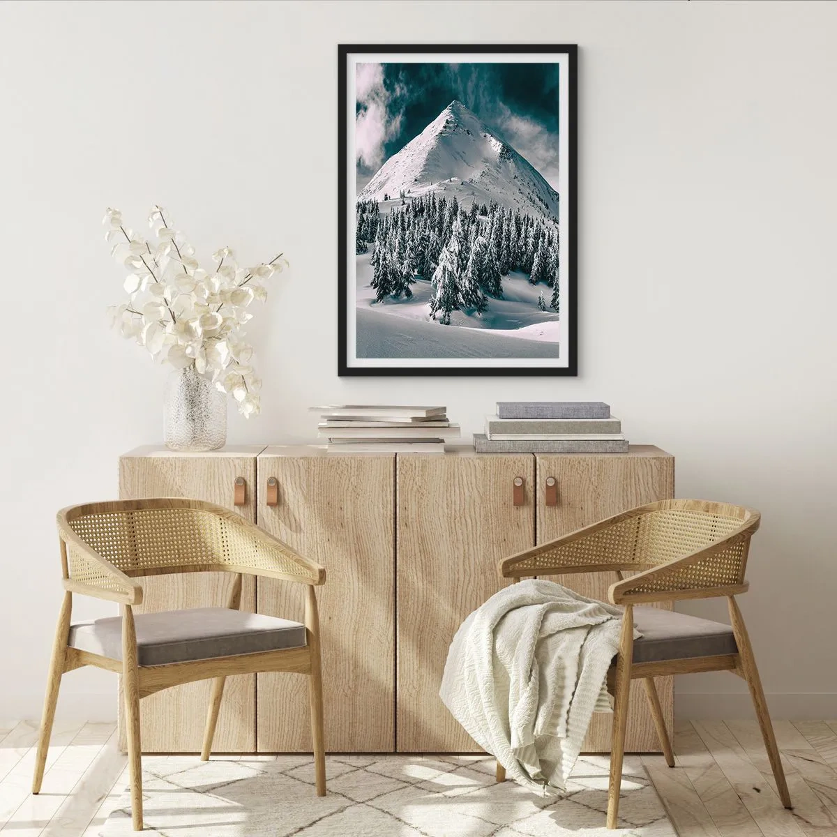 Poster în ramă neagră - Peisaj montan de iarnă cu copaci acoperiți de zăpadă - 50x70cm - Țara zăpezii și a gheții - Decorațiune modernă pentru perete pentru living și dormitor ARTTOR