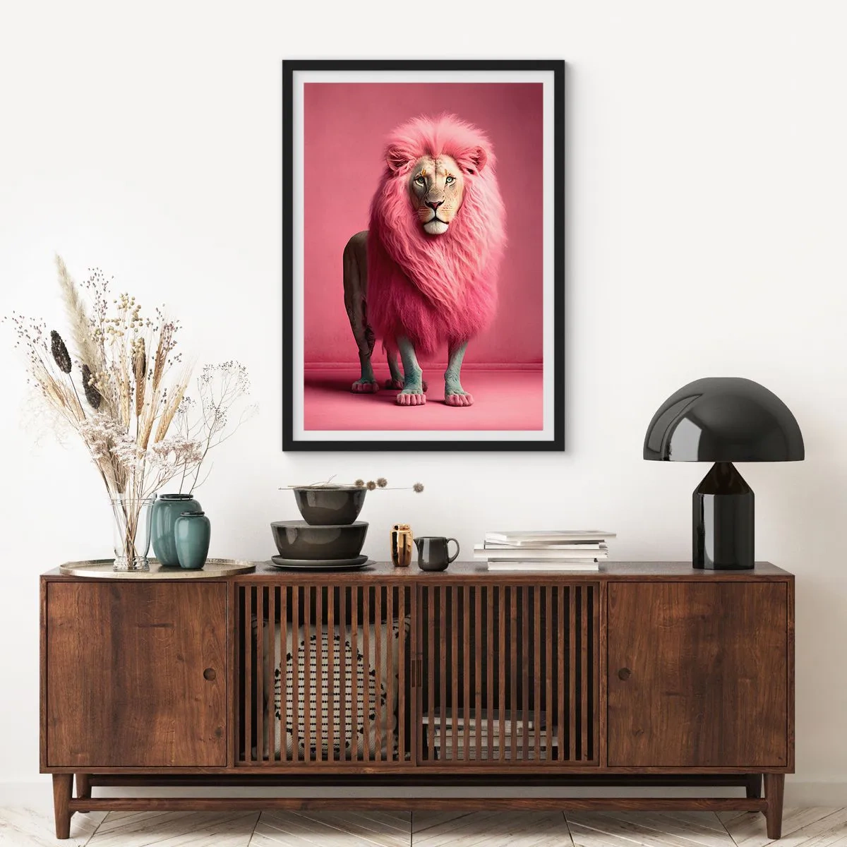 Poster în ramă neagră - Un leu cu coamă roz pe un fundal roz - 50x70cm - Și nu-ți mai este frică - Decorațiune modernă pentru perete pentru living și dormitor ARTTOR