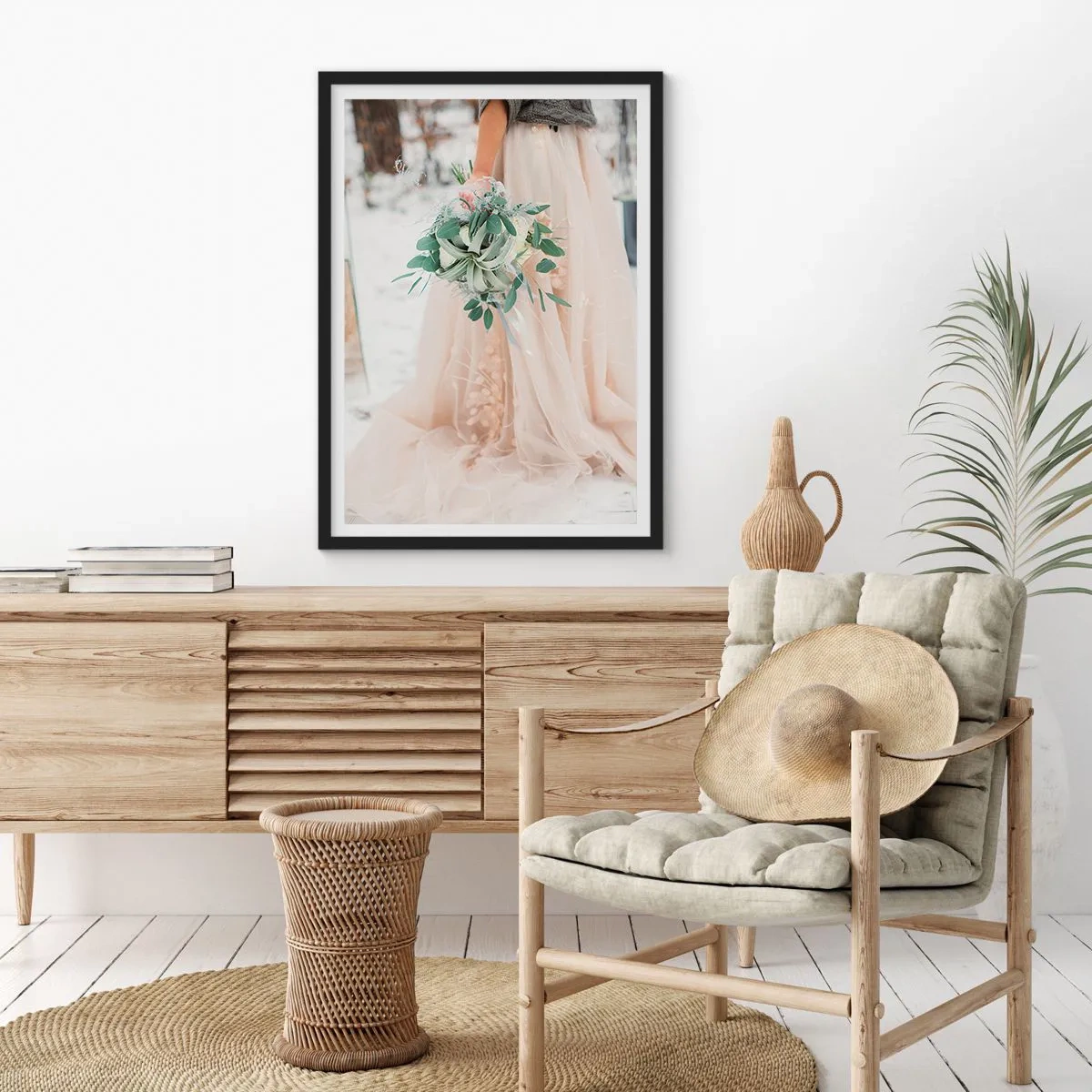 Poster în ramă neagră - O mireasă într-o rochie bej ținând un buchet în zăpadă - 50x70cm - Și au trăit fericiți până la adânci bătrâneți - Decorațiune modernă pentru perete pentru living și dormitor ARTTOR