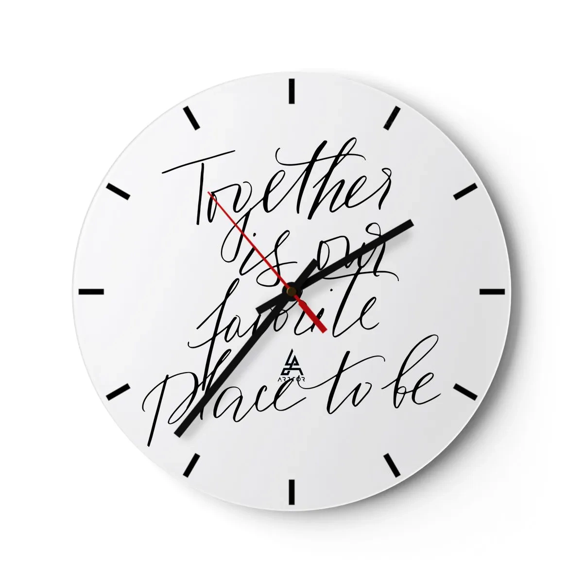 Ceas de perete - Ceas pe sticlă - Citatul „Împreună este locul nostru preferat” pe fundalul unui ceas alb - 30x30cm - O simți și tu? - Decorațiune modernă pentru perete pentru living, bucătărie și dormitor ARTTOR