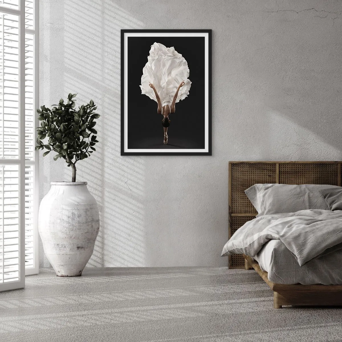 Poster în ramă neagră - dansatoare într-o rochie albă plutind în aer pe un fundal negru - 50x70cm - Un pas neobișnuit - Decorațiune modernă pentru perete pentru living și dormitor ARTTOR