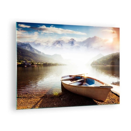 Tablou pe sticlă - O barcă pe un lac înconjurat de munți la răsăritul soarelui - 70x50cm - Peste apa mare și limpede - Decorațiune modernă pentru perete pentru living și dormitor ARTTOR