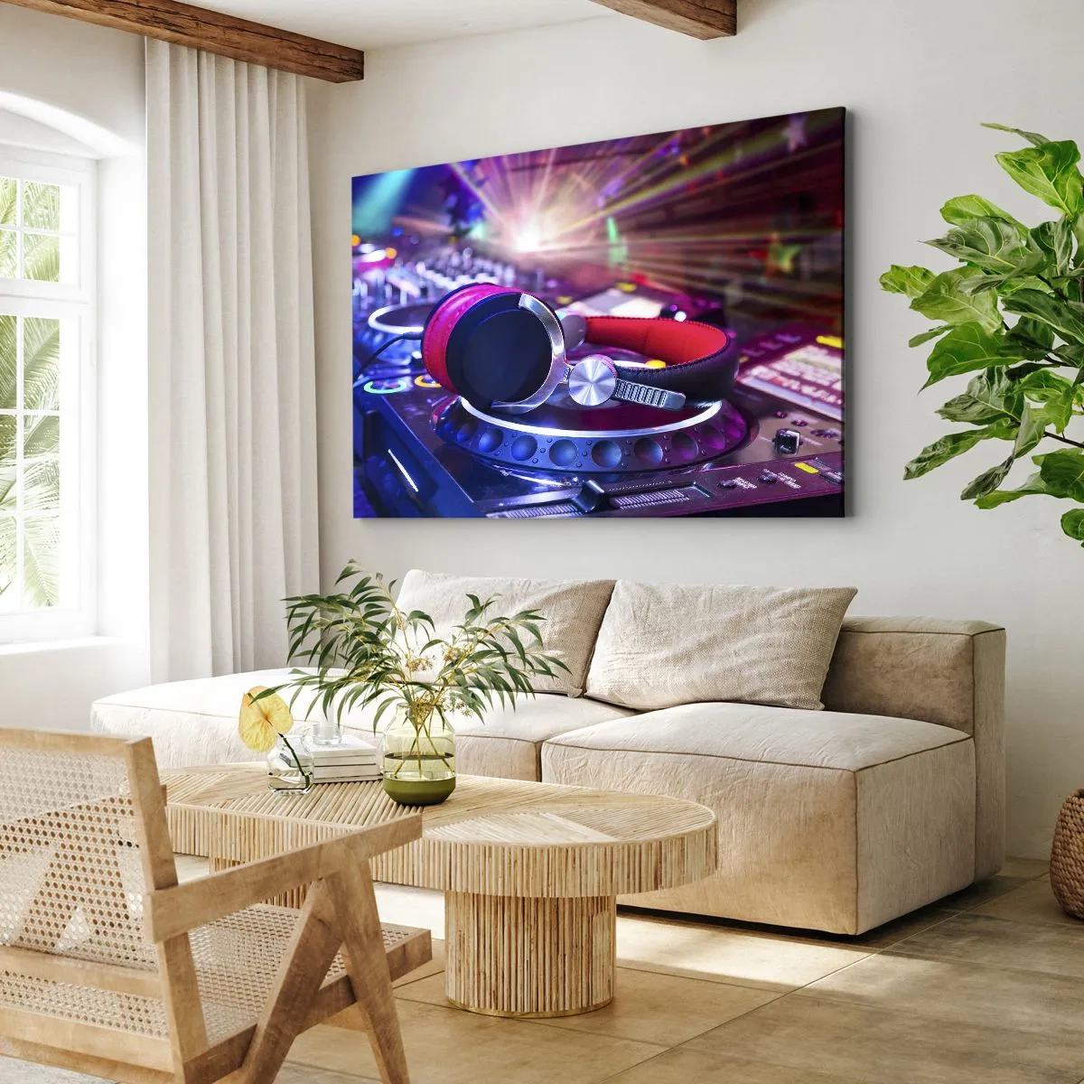 Tablou pe pânză Canvas - Căști DJ pe o consolă iluminată de spoturi la o petrecere - 70x50cm - Imediat începe distracția - Decorațiune modernă pentru perete pentru living și dormitor ARTTOR