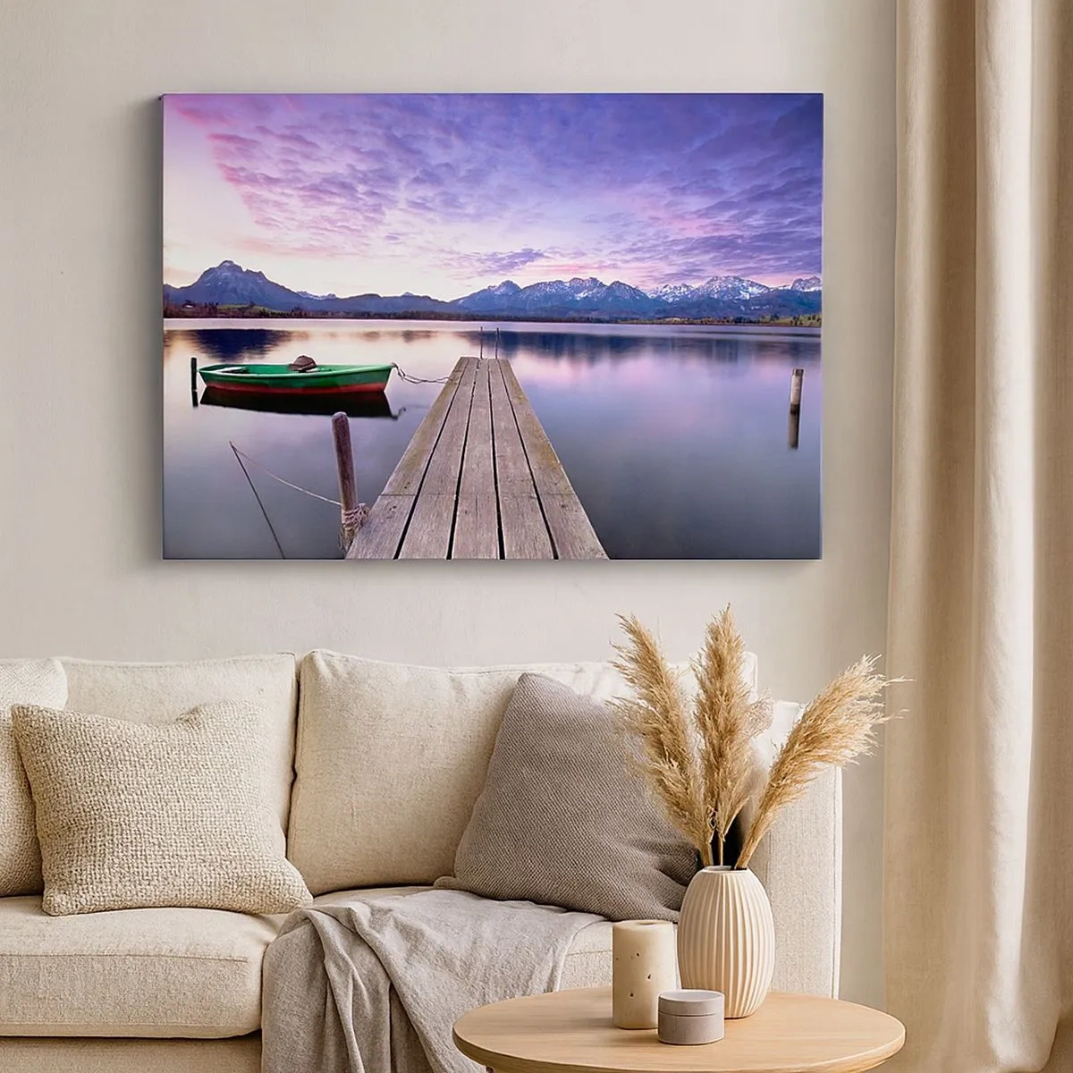 Tablou pe pânză Canvas - Un dig de lemn cu o barcă pe un lac înconjurat de munți la apus - 70x50cm - Tăcere prietenoasă - Decorațiune modernă pentru perete pentru living și dormitor ARTTOR