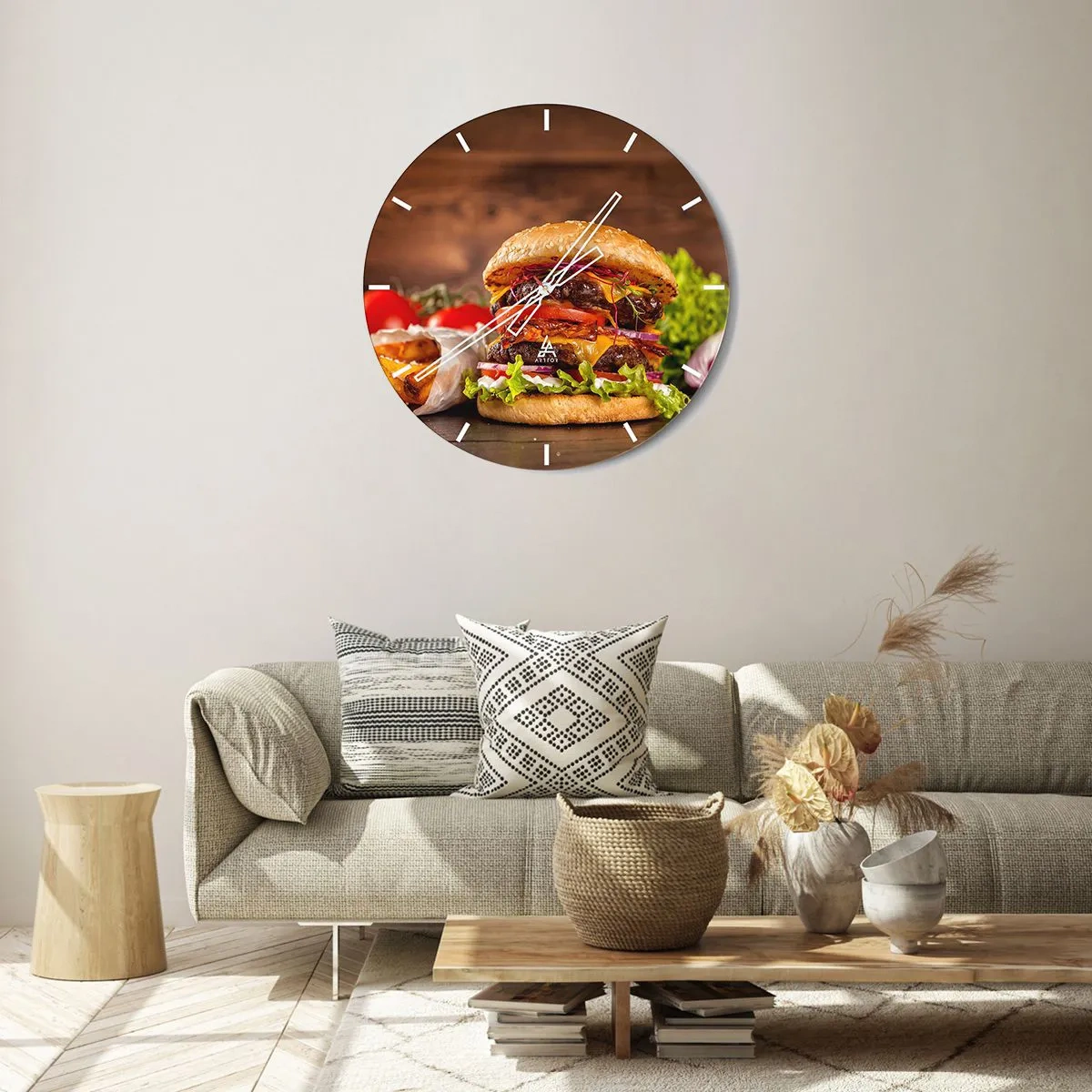 Ceas de perete - Ceas pe sticlă - Burger suculent cu toppinguri pe fundal de lemn - 30x30cm - Fruct interzis - Decorațiune modernă pentru perete pentru living, bucătărie și dormitor ARTTOR