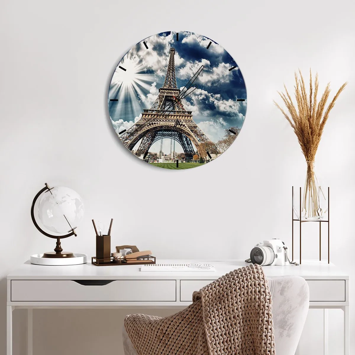 Ceas de perete - Ceas pe sticlă - Turnul Eiffel pe cer cu raze de soare - 30x30cm - Singura de acest fel sub soare - Decorațiune modernă pentru perete pentru living, bucătărie și dormitor ARTTOR
