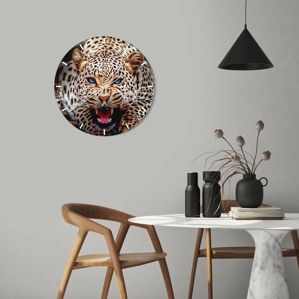 Ceas de perete - Ceas pe sticlă - Un leopard amenințător cu ochi albaștri pe fundalul naturii - 30x30cm - Furie pură - Decorațiune modernă pentru perete pentru living, bucătărie și dormitor ARTTOR