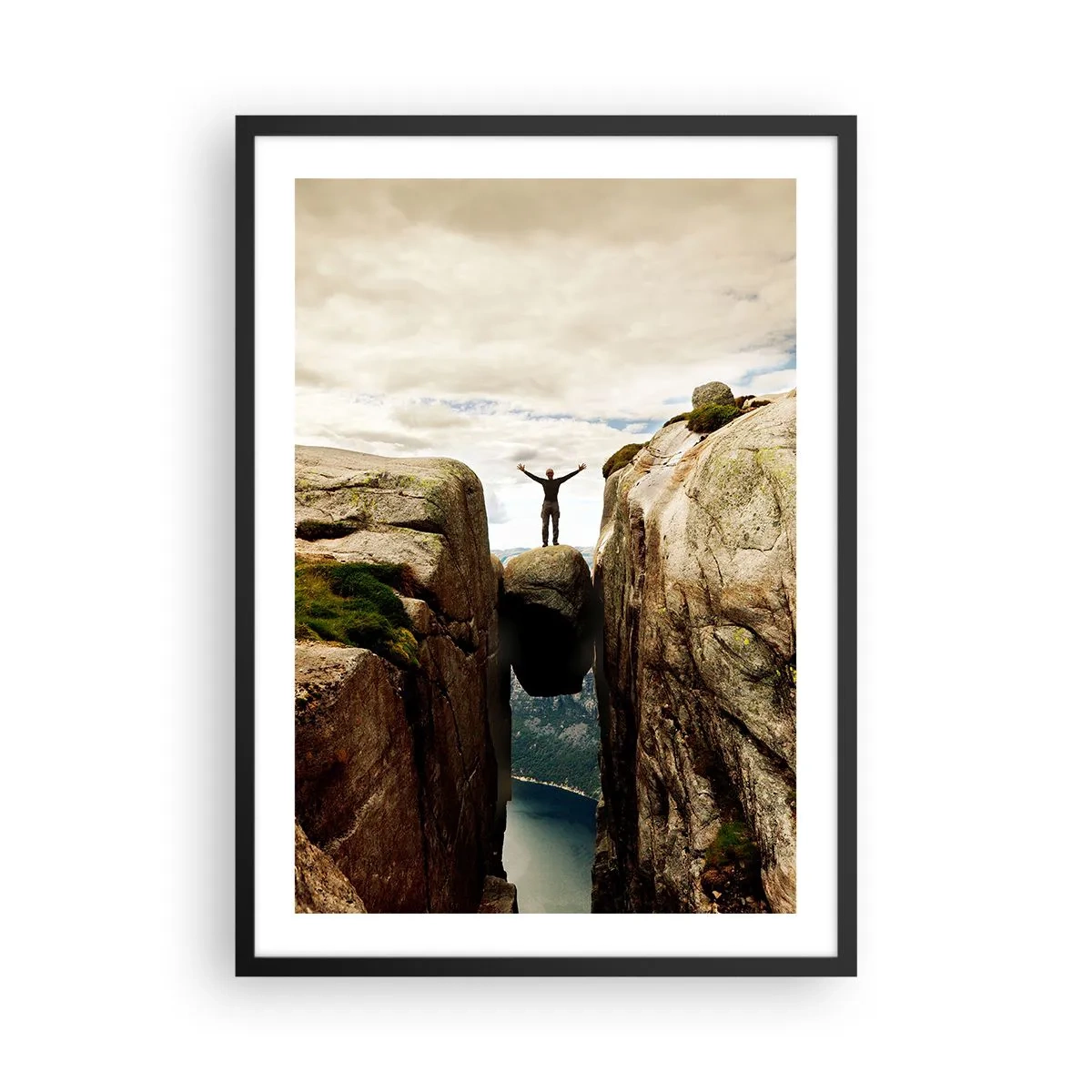 Poster în ramă neagră - Un bărbat stând pe o stâncă suspendată între stânci - 50x70cm - Cum mă simt!? - Decorațiune modernă pentru perete pentru living și dormitor ARTTOR