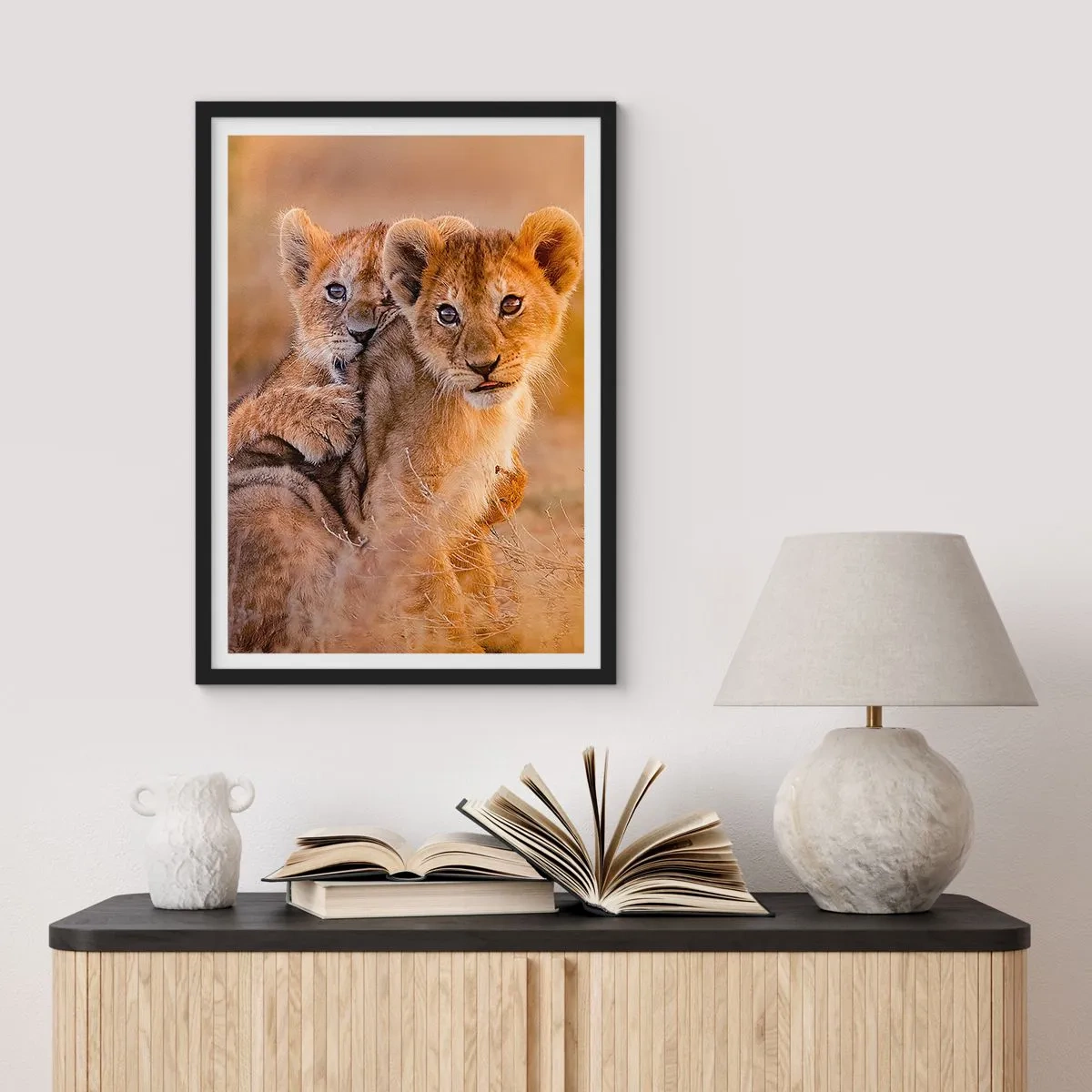 Poster în ramă neagră - Pui de leu în savana africană - 50x70cm - Nu deranjați! Ne distrăm - Decorațiune modernă pentru perete pentru living și dormitor ARTTOR