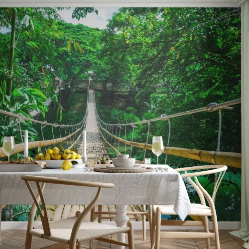 Tapet Standard Eco - Un pod suspendat din bambus peste un râu verde într-o pădure tropicală. - 100x70cm - Pod de maimuțe peste verdeață - Decorațiune modernă pentru perete pentru living și dormitor ARTTOR