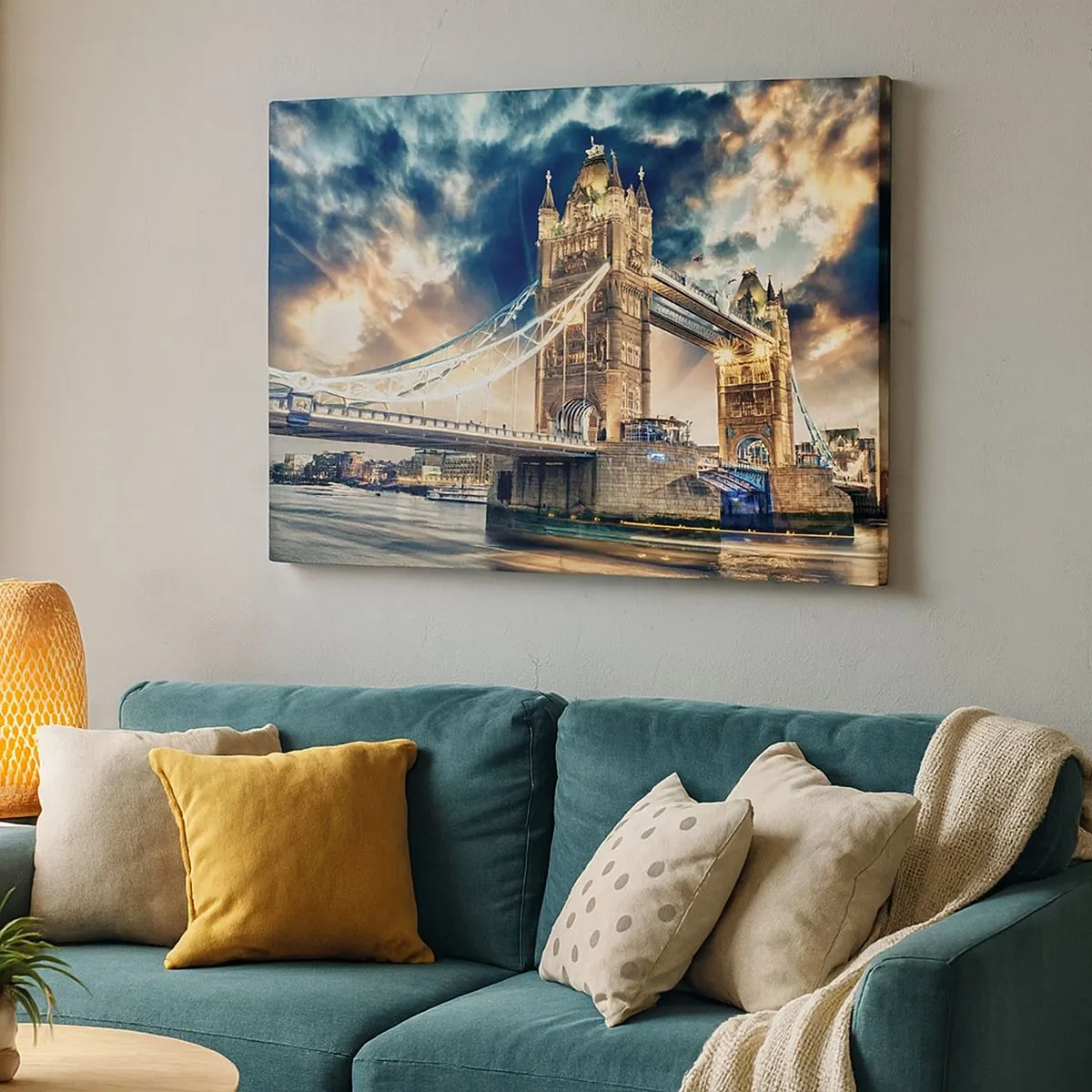 Tablou pe pânză Canvas - Tower Bridge la amurg pe un cer dinamic - 70x50cm - Un monument al imperiului victorian - Decorațiune modernă pentru perete pentru living și dormitor ARTTOR