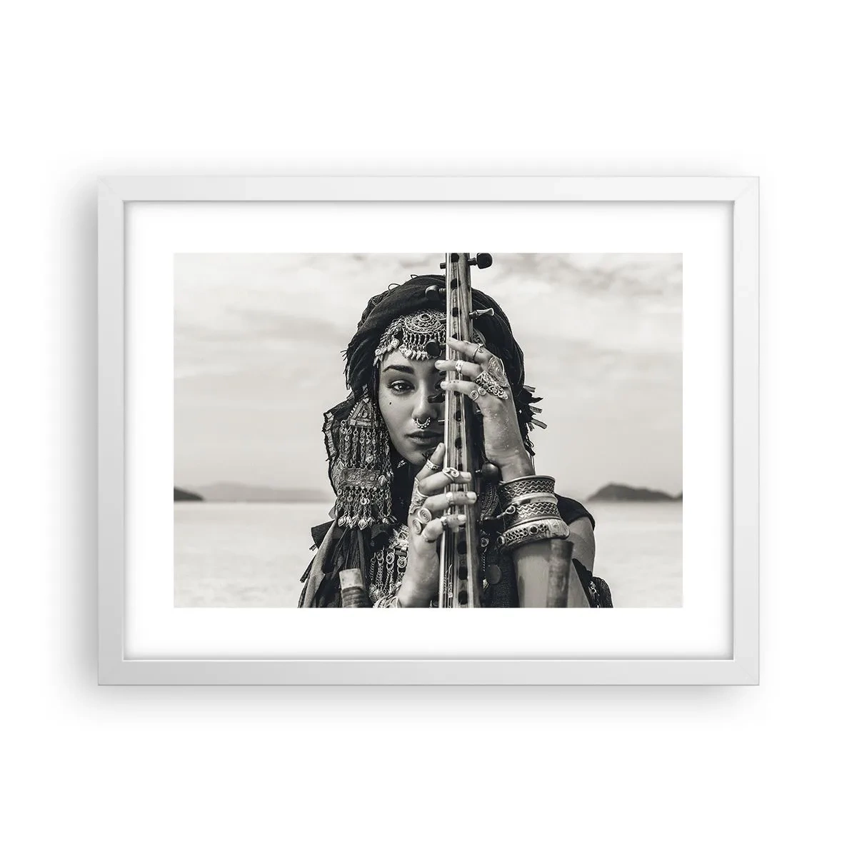 Poster în ramă albă - Muzica orientală în sine - 40x30 cm