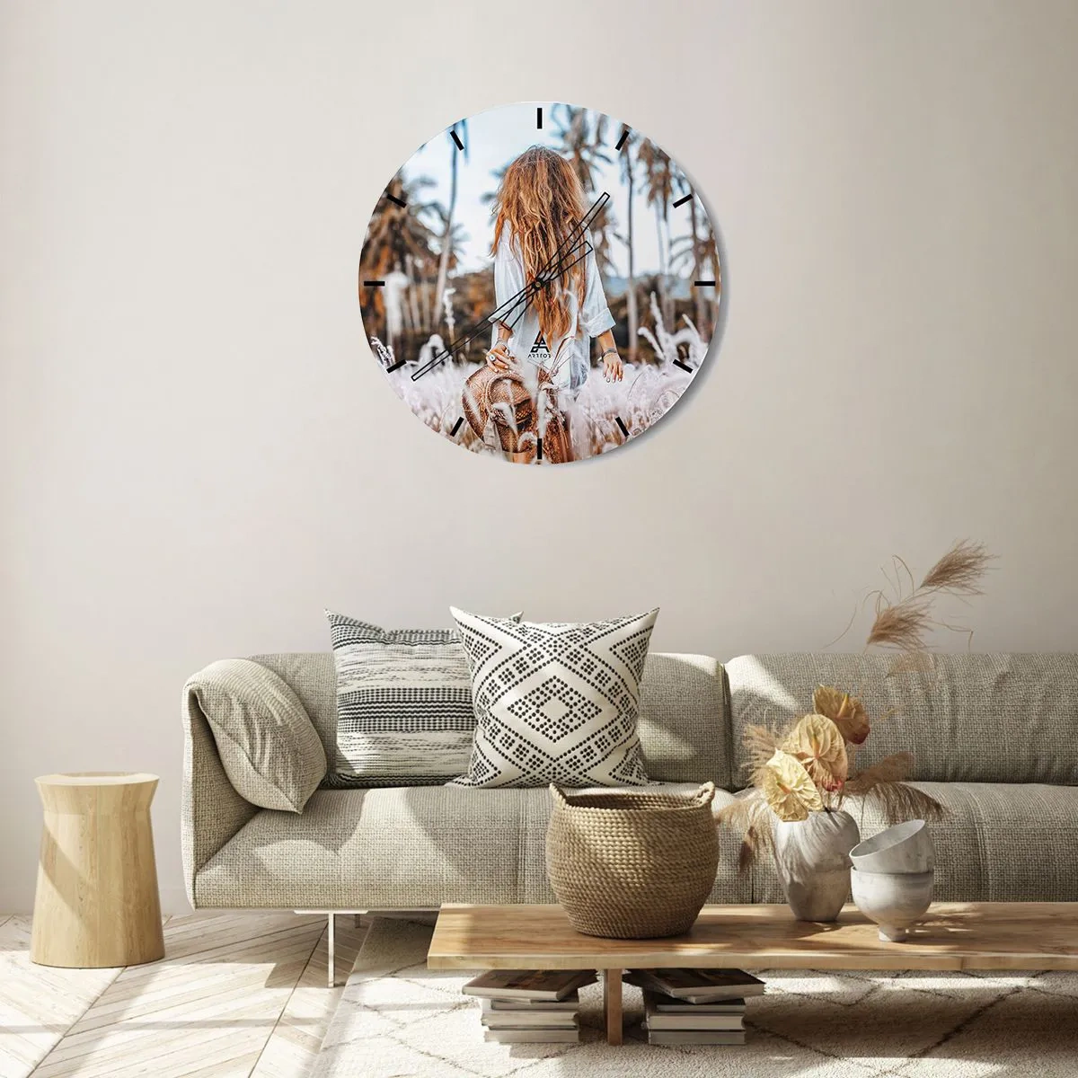 Ceas de perete - Ceas pe sticlă - O femeie pe un câmp cu iarbă, cu palmieri în fundal - 30x30cm - Născută din puful de iarbă - Decorațiune modernă pentru perete pentru living, bucătărie și dormitor ARTTOR