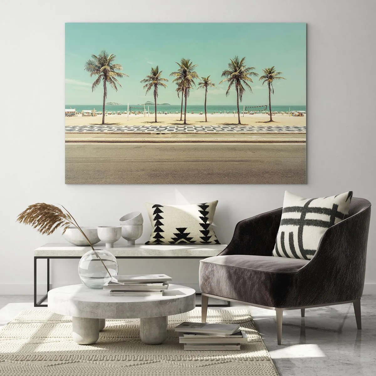 Tablou pe sticlă - Palmieri pe promenadă cu plaja și oceanul în fundal - 70x50cm - La paza plajei - Decorațiune modernă pentru perete pentru living și dormitor ARTTOR