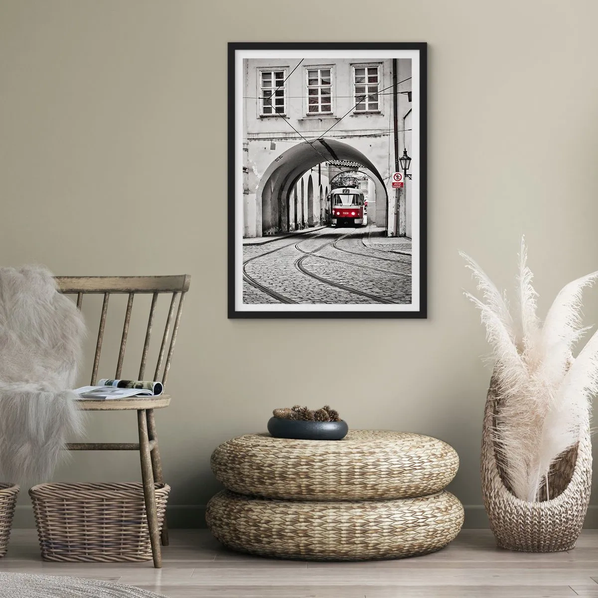 Poster în ramă neagră - Tramvai roșu într-un cadru alb-negru - 50x70cm - Printr-un labirint urban - Decorațiune modernă pentru perete pentru living și dormitor ARTTOR