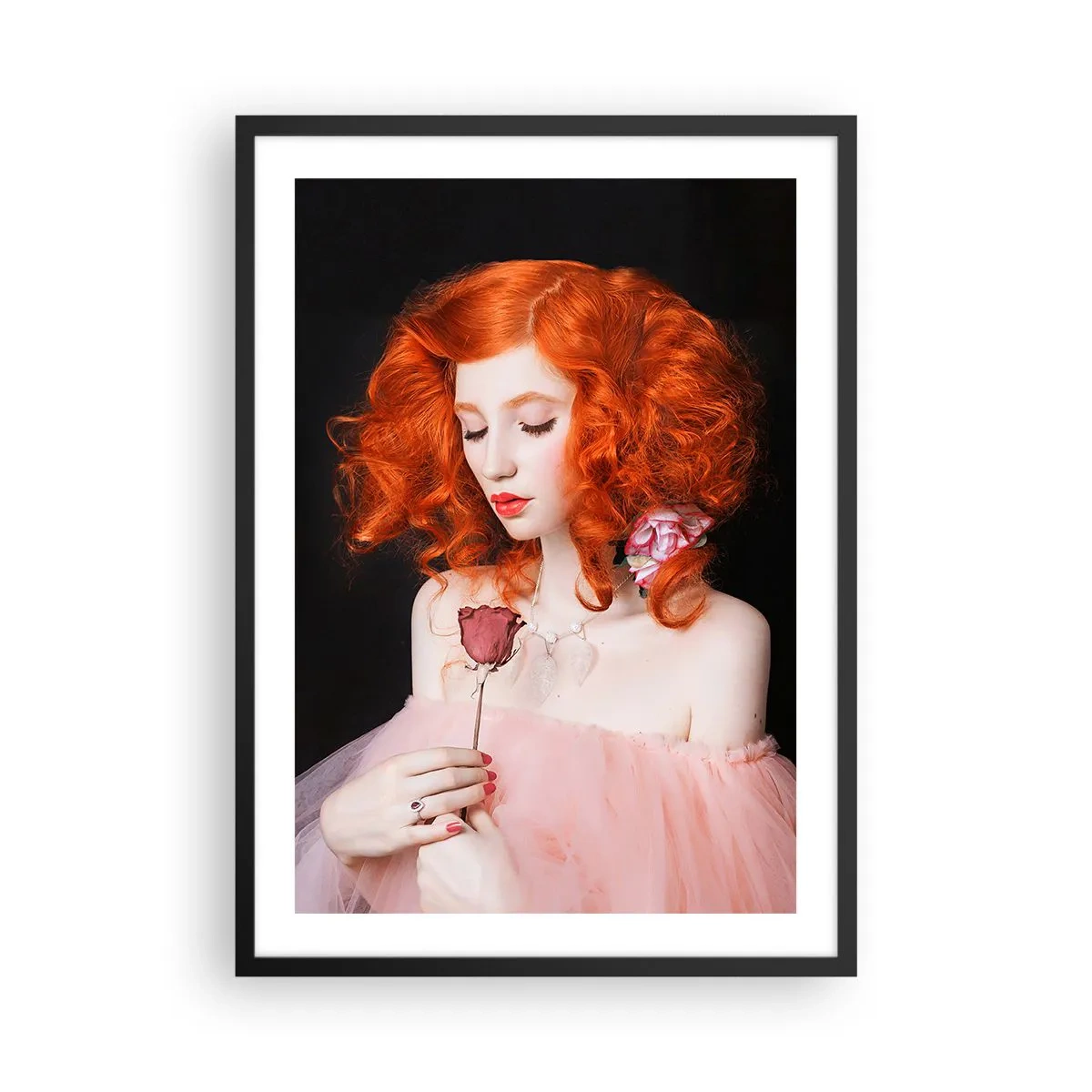 Poster în ramă neagră - Portretul unei femei roșcate cu un trandafir pe un fundal negru - 50x70cm - În stil baroc - Decorațiune modernă pentru perete pentru living și dormitor ARTTOR