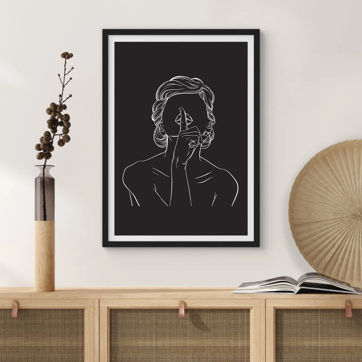 Poster în ramă neagră - O ilustrație minimalistă a unei femei care face un gest de tăcere pe un fundal negru. - 50x70cm - Frumusețea înflorește în tăcere - Decorațiune modernă pentru perete pentru living și dormitor ARTTOR