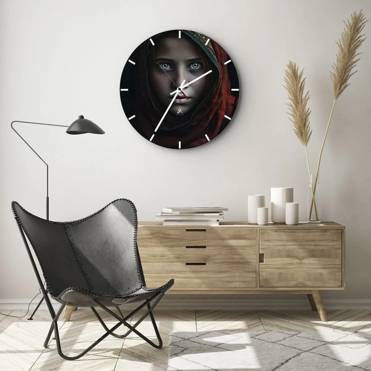 Ceas de perete - Ceas pe sticlă - Portretul unei fete într-o eșarfă roșie cu o privire intensă - 30x30cm - Prințesa orientală - Decorațiune modernă pentru perete pentru living, bucătărie și dormitor ARTTOR