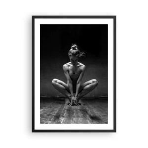 Poster în ramă neagră - O fotografie alb-negru a unei balerine într-o poză artistică. - 50x70cm - Energie de dans concentrată - Decorațiune modernă pentru perete pentru living și dormitor ARTTOR