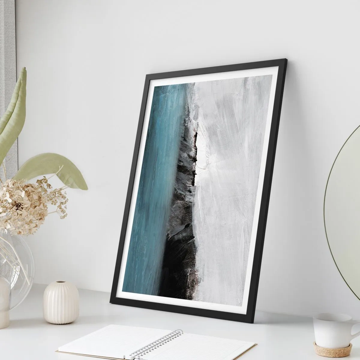 Poster în ramă neagră - Compoziție abstractă a unei coaste stâncoase și a unui ocean - 50x70cm - Apă - pământ: lupta elementelor - Decorațiune modernă pentru perete pentru living și dormitor ARTTOR
