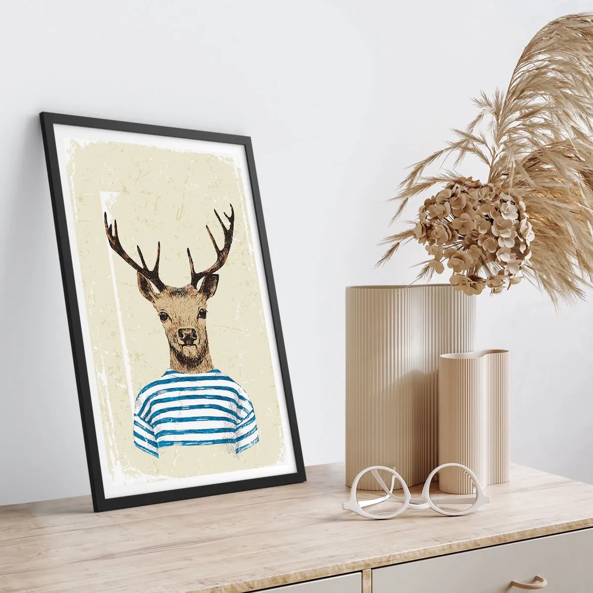 Poster în ramă neagră - Grafică a unui cerb în haine de marinar - 50x70cm - Pentru că îmi plac cămășile cu dungi! - Decorațiune modernă pentru perete pentru living și dormitor ARTTOR