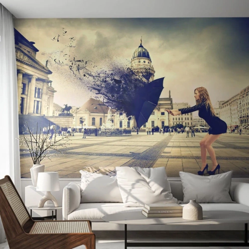 Tapet Standard Eco - Femeie cu umbrelă risipindu-se în abstractizare în piață - 100x70cm - Există un astfel de vânt... - Decorațiune modernă pentru perete pentru living și dormitor ARTTOR