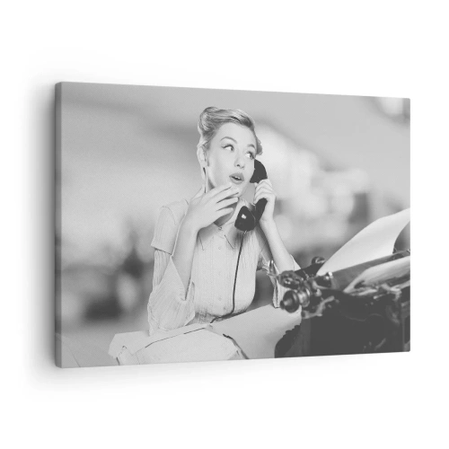 Tablou pe pânză Canvas - O femeie vorbește la telefon la o mașină de scris - 70x50cm - Bună ziua, suntem în anii '50. - Decorațiune modernă pentru perete pentru living și dormitor ARTTOR