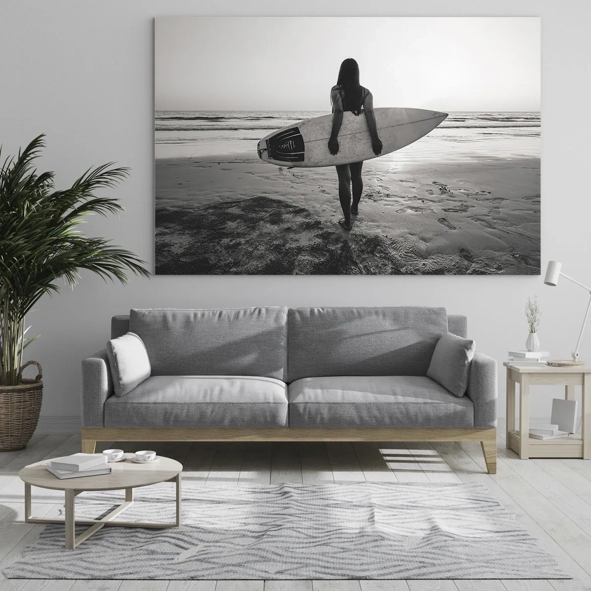 Tablou pe sticlă - Femeie cu o placă de surf pe plajă la răsărit - 70x50cm - Fiica valului mării - Decorațiune modernă pentru perete pentru living și dormitor ARTTOR