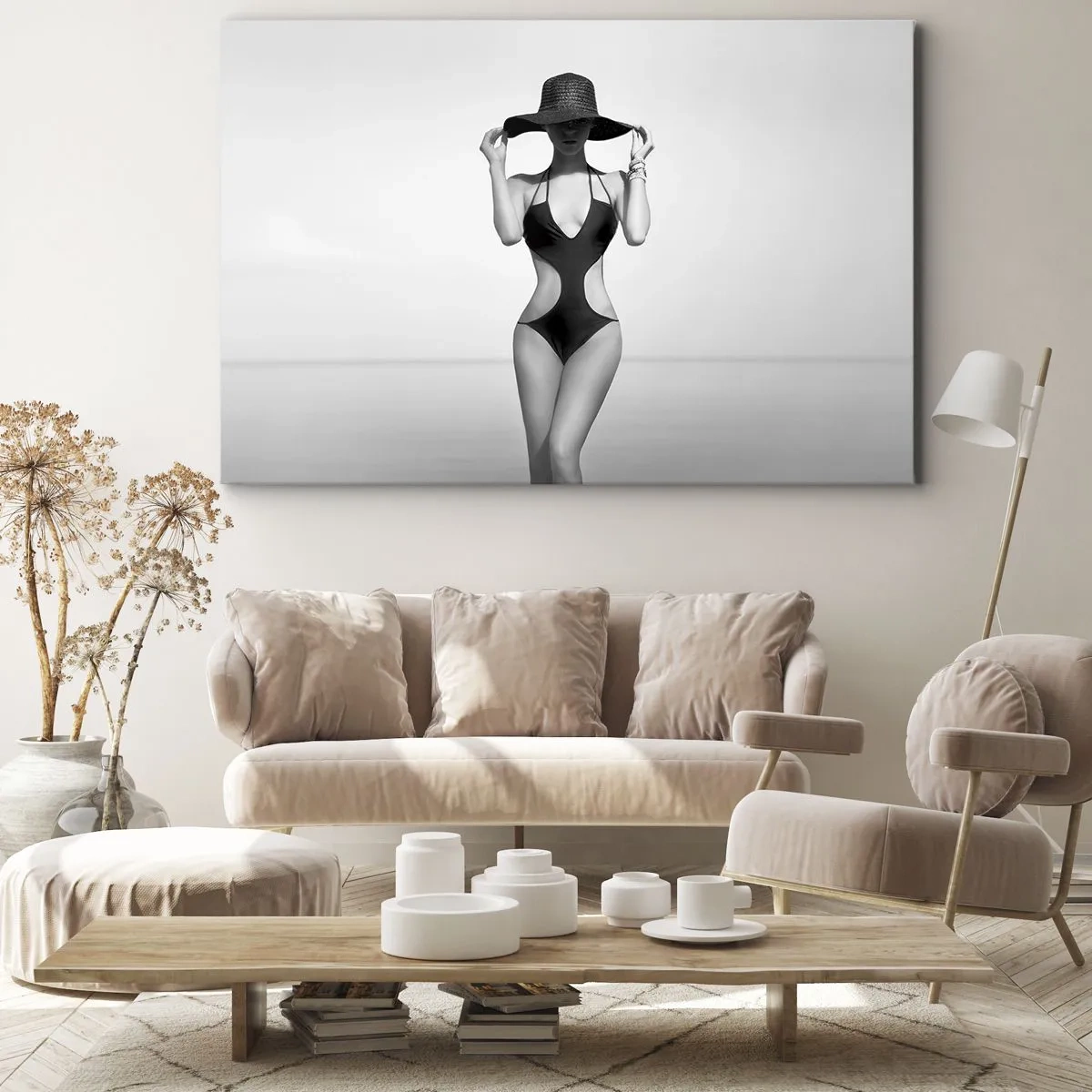 Tablou pe pânză Canvas - Siluetă alb-negru a unei femei cu pălărie pe fundalul mării - 70x50cm - Numele meu este: Eleganța - Decorațiune modernă pentru perete pentru living și dormitor ARTTOR