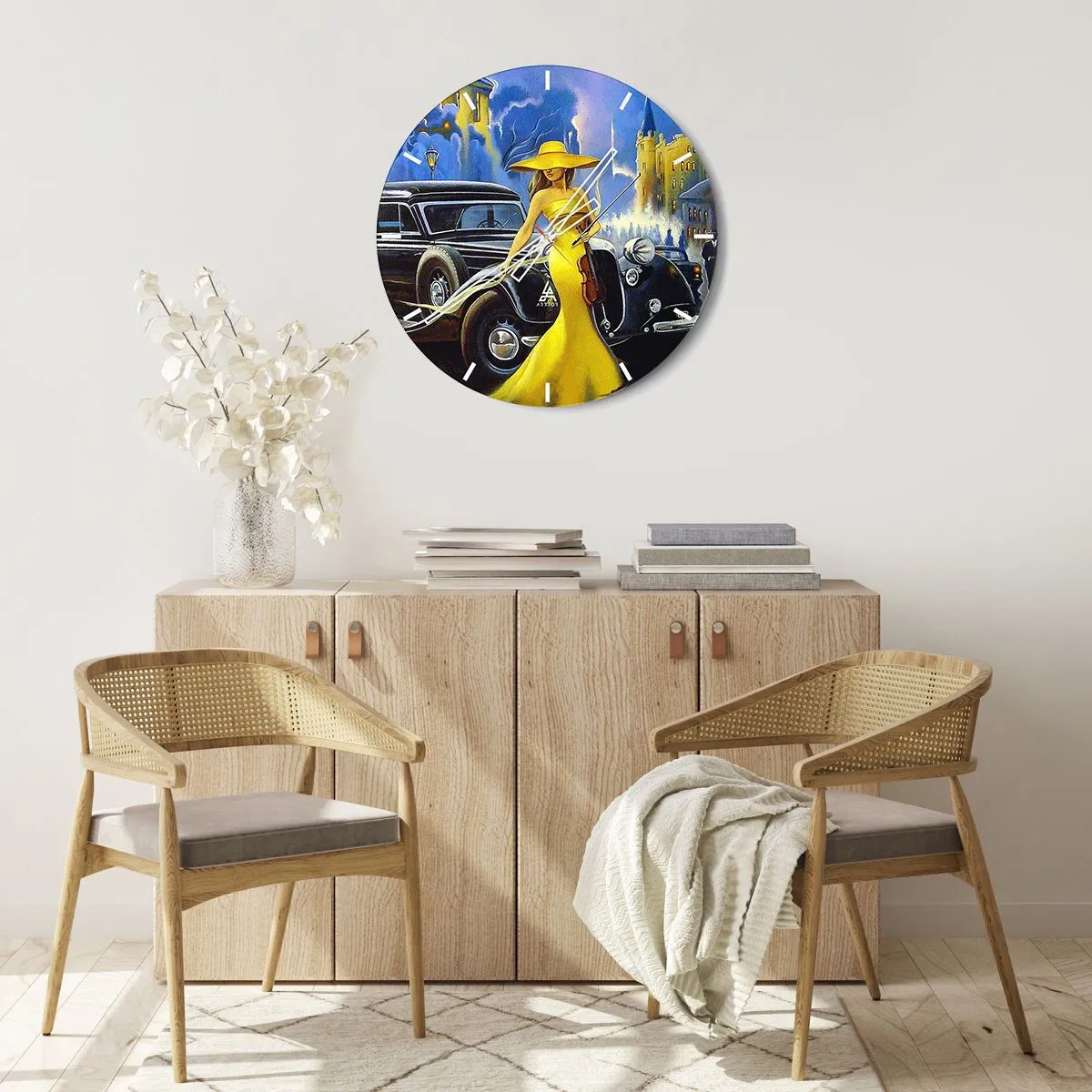 Ceas de perete - Ceas pe sticlă - O femeie într-o rochie galbenă cu o vioară lângă o mașină clasică. - 30x30cm - Nocturne pentru vioară și dragoste - Decorațiune modernă pentru perete pentru living, bucătărie și dormitor ARTTOR