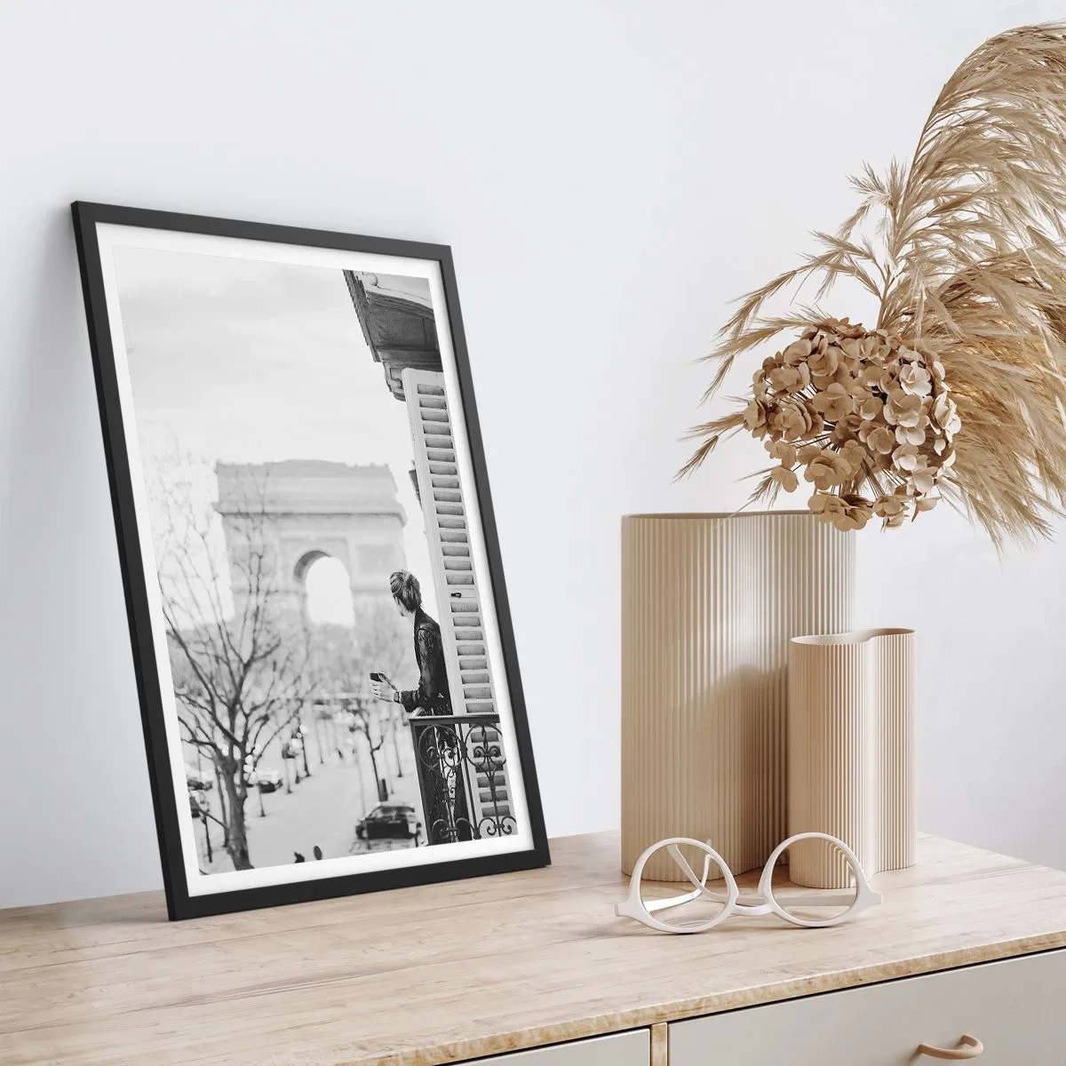 Poster în ramă neagră - Bărbat la balcon cu vedere la Arcul de Triumf - 50x70cm - Cameră cu vedere - Decorațiune modernă pentru perete pentru living și dormitor ARTTOR