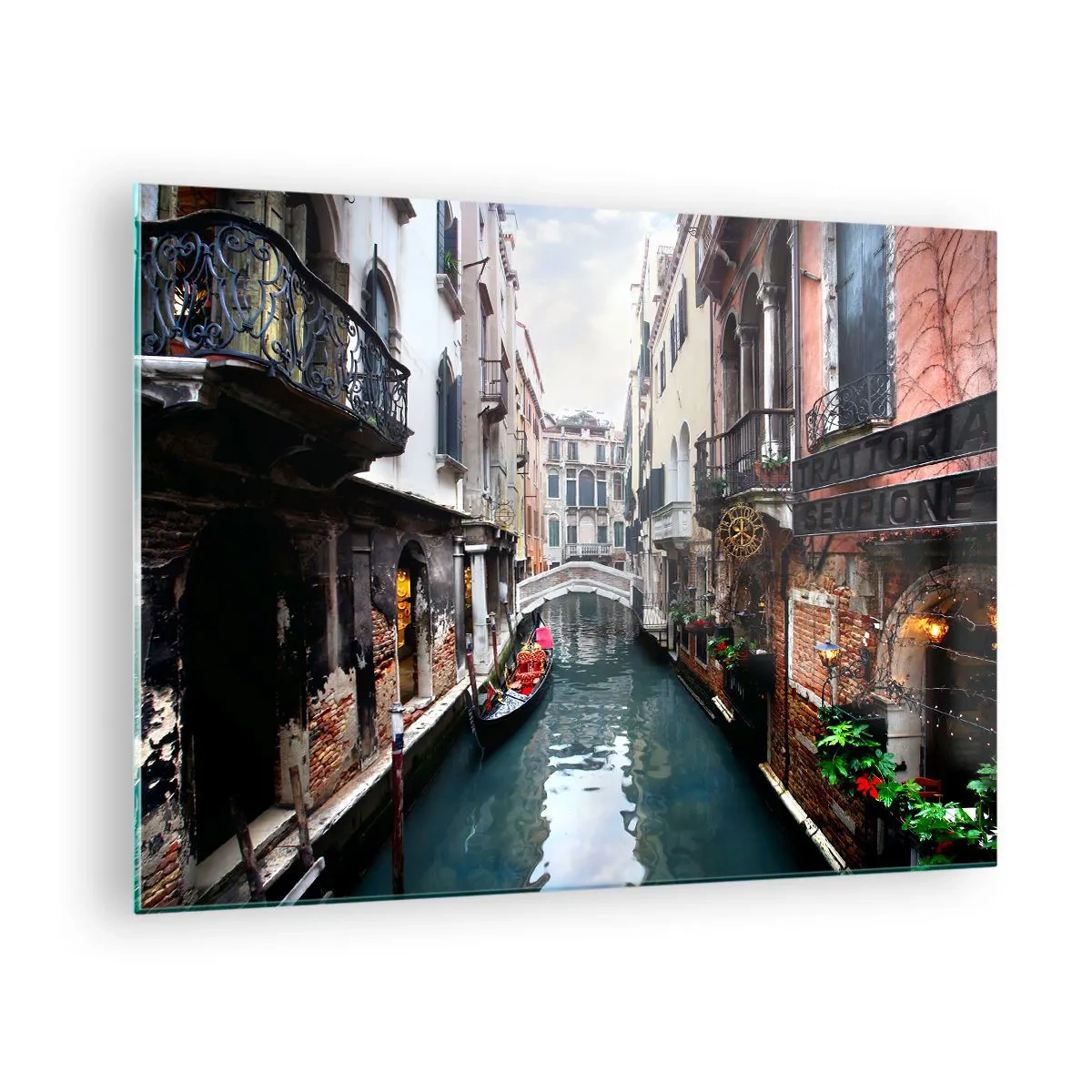 Tablou pe sticlă - Un canal venețian cu o gondolă înconjurat de clădiri istorice - 70x50cm - Peisaj venețian cu gondolă și pod - Decorațiune modernă pentru perete pentru living și dormitor ARTTOR